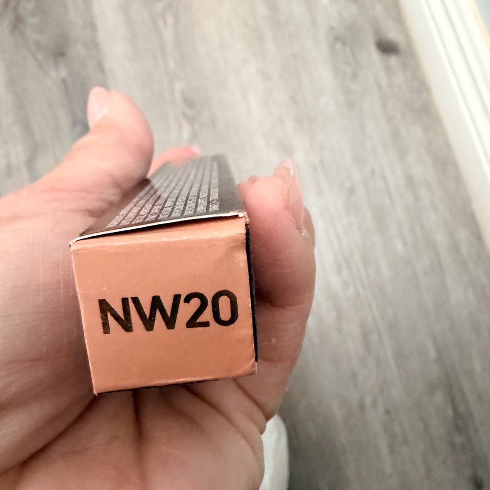 Nw20 MAC Cosmetics Studio Radiance Concealer - Picture 3 of 3